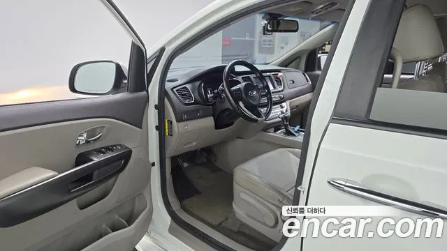 Kia Carnival 2016 thumb 10
