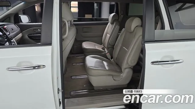 Kia Carnival 2016 thumb 11