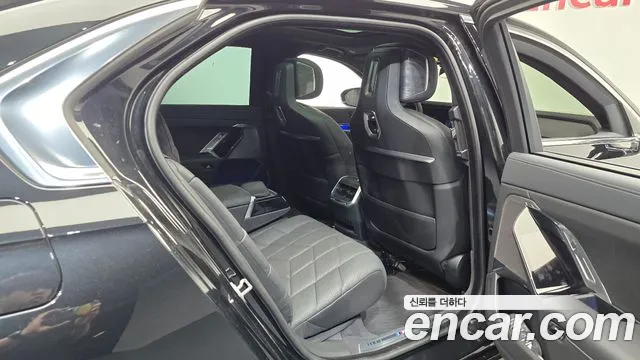 BMW i7 2025 thumb 11