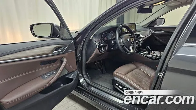 BMW 5-Series 2022 thumb 10