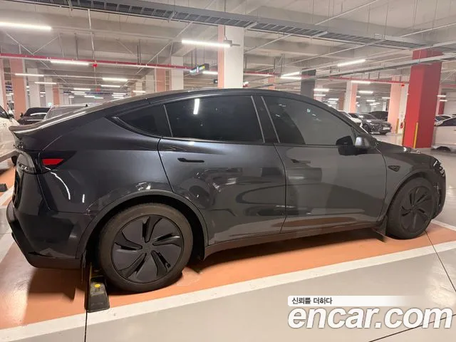 Tesla Model Y 2025 thumb 2