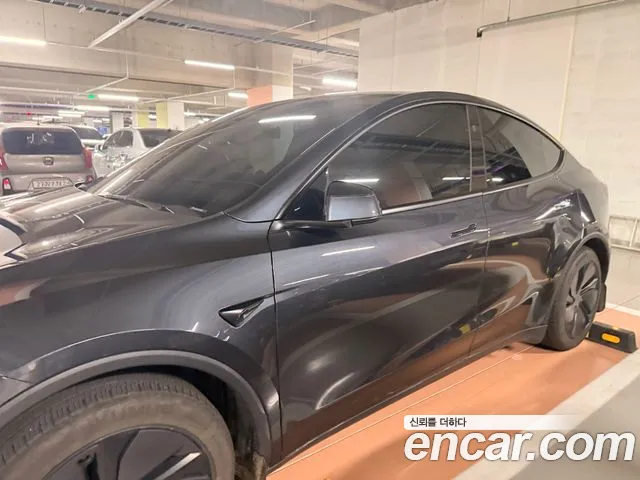Tesla Model Y 2025 thumb 4