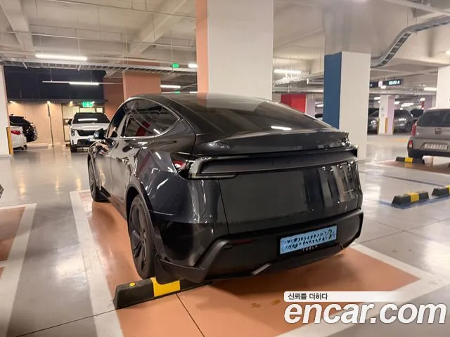 Tesla Model Y 2025 thumb 5