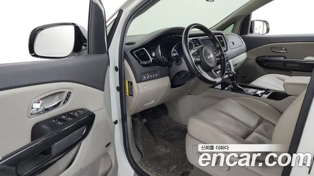 Kia Carnival 2015 thumb 10