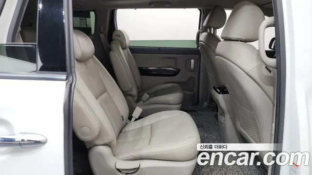 Kia Carnival 2015 thumb 12