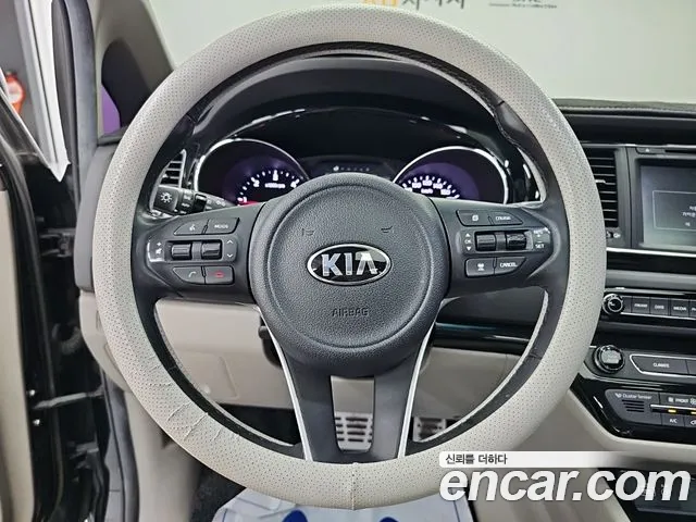 Kia Carnival 2016 thumb 9