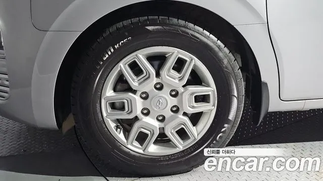 Hyundai Staria 2023 thumb 5