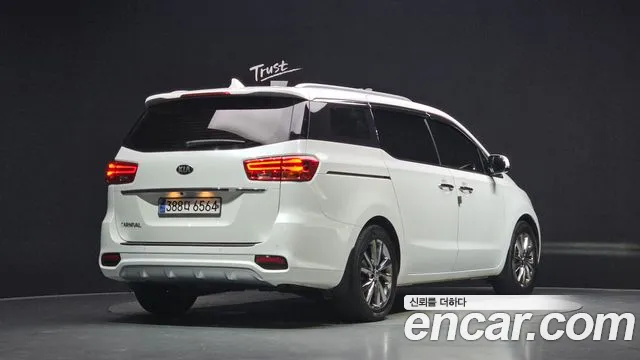 Kia Carnival 2018 thumb 2