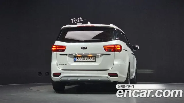 Kia Carnival 2018 thumb 4