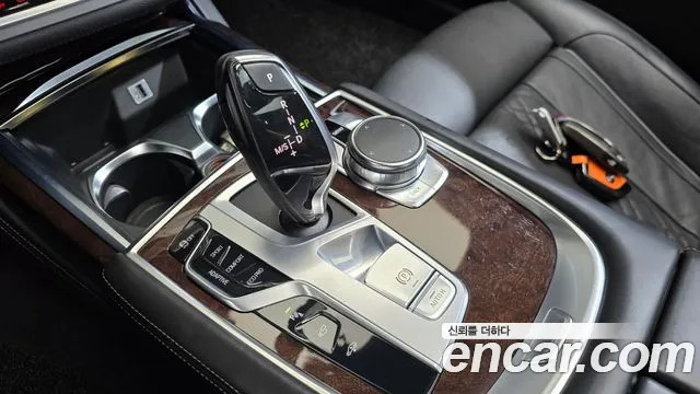 BMW 7-Series 2016 thumb 8