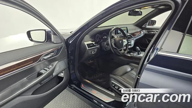 BMW 7-Series 2016 thumb 9
