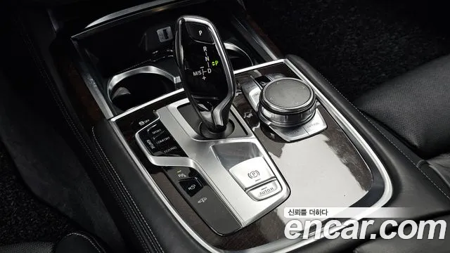 BMW 7-Series 2016 thumb 9
