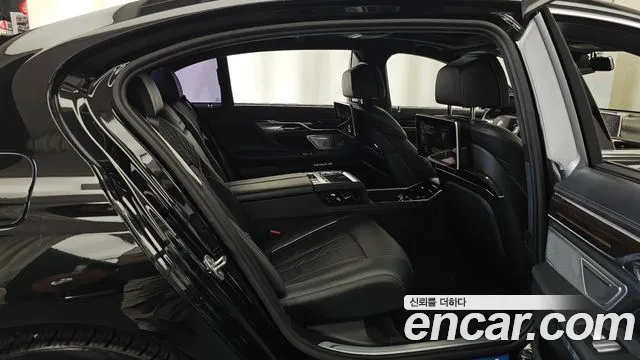 BMW 7-Series 2016 thumb 11