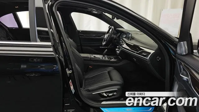 BMW 7-Series 2016 thumb 12