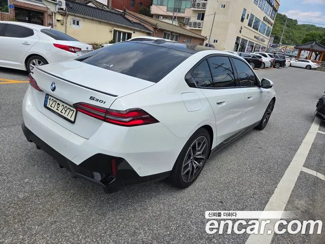 BMW 5-Series 2024 thumb 7