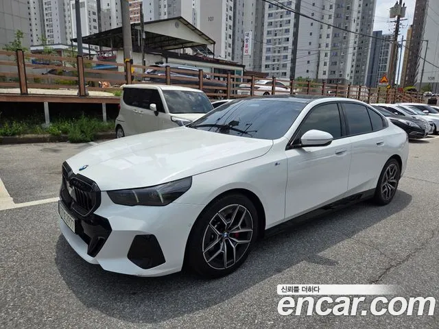 BMW 5-Series 2024 thumb 9