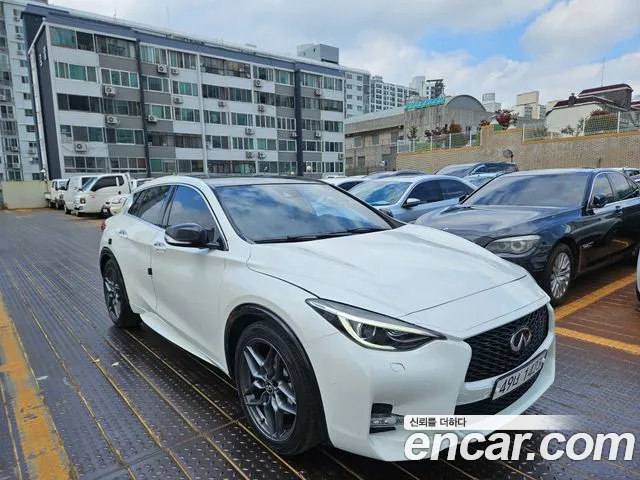Infiniti Q30 2017 thumb 2