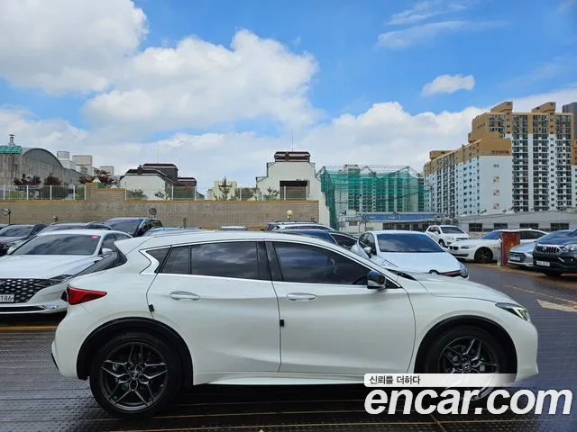 Infiniti Q30 2017 thumb 3