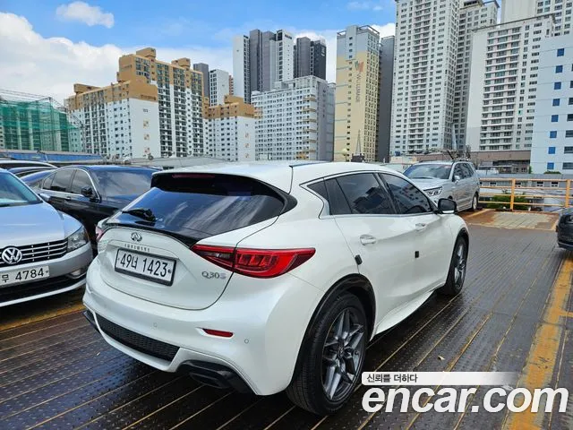 Infiniti Q30 2017 thumb 4