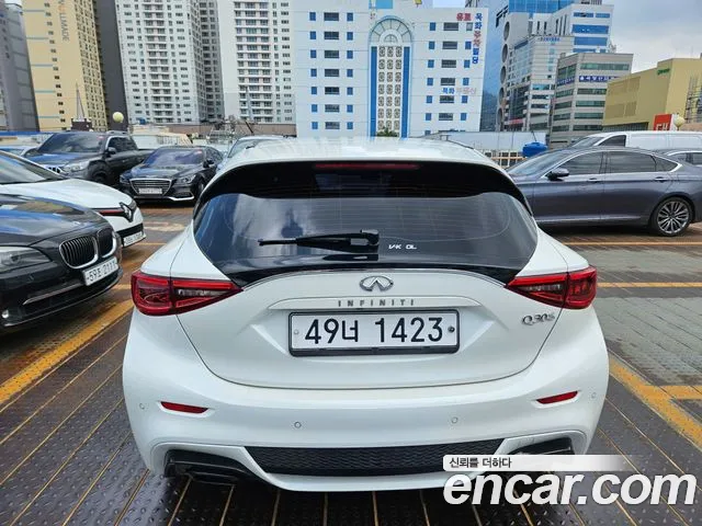Infiniti Q30 2017 thumb 5