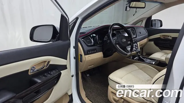 Kia Carnival 2016 thumb 10