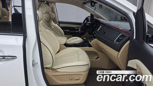 Kia Carnival 2016 thumb 11