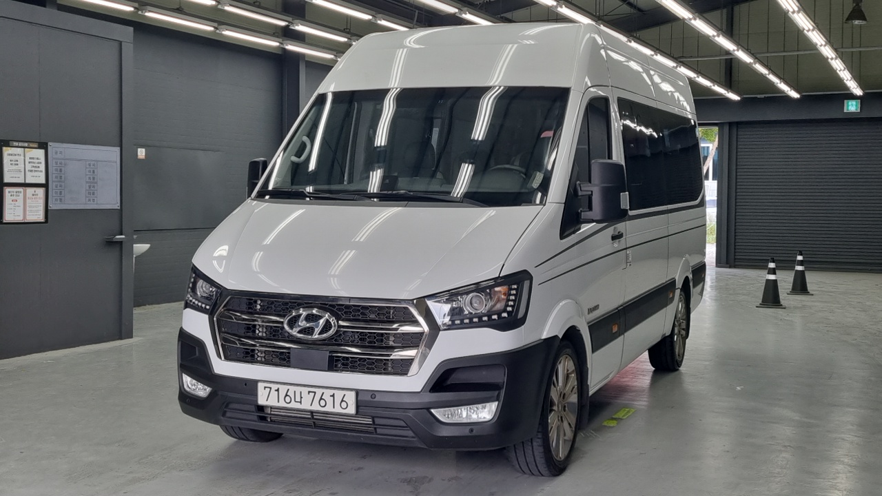 Hyundai Staria 2023 1