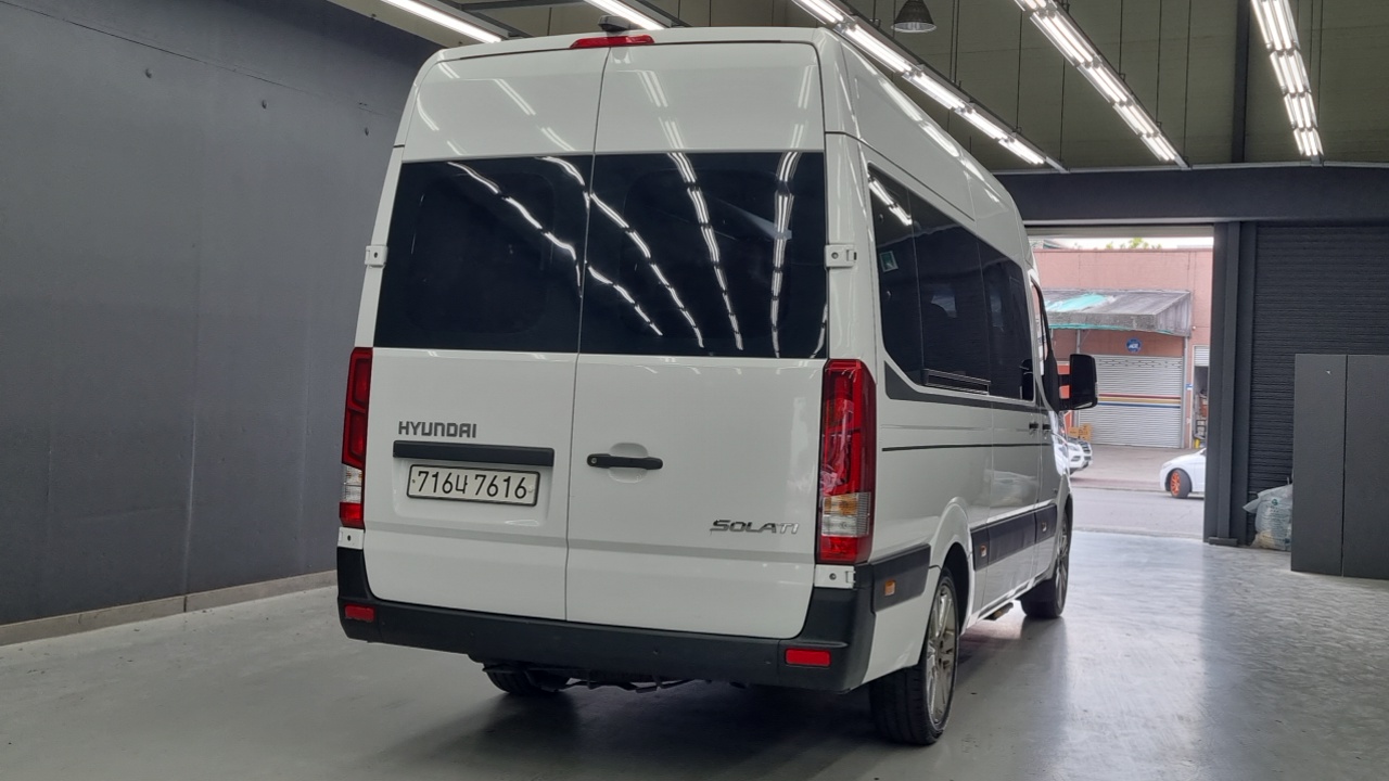 Hyundai Staria 2023 thumb 2