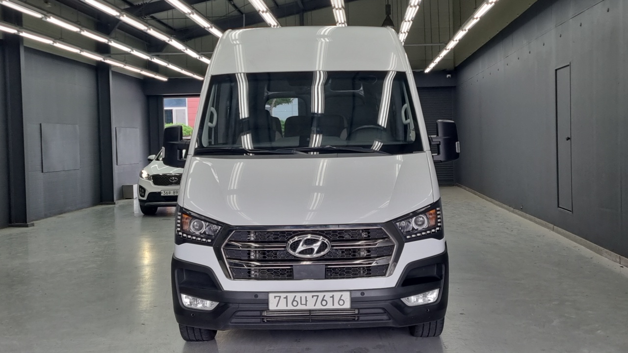 Hyundai Staria 2023 thumb 3