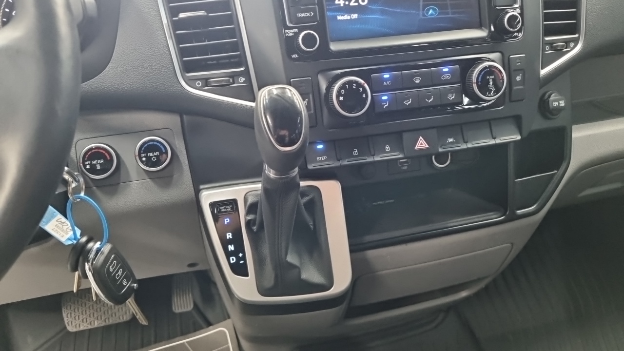 Hyundai Staria 2023 thumb 9