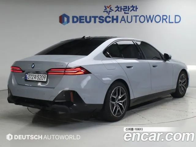 BMW 5-Series 2024 thumb 2