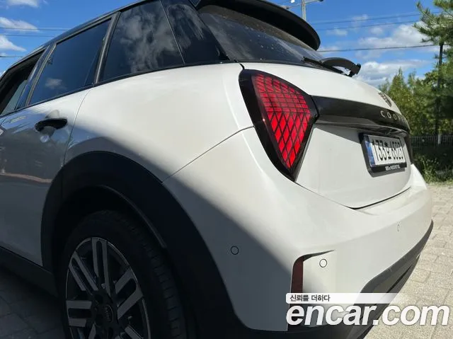 Mini Hatch 2026 thumb 2