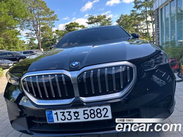 BMW 5-Series 2025 thumb 3
