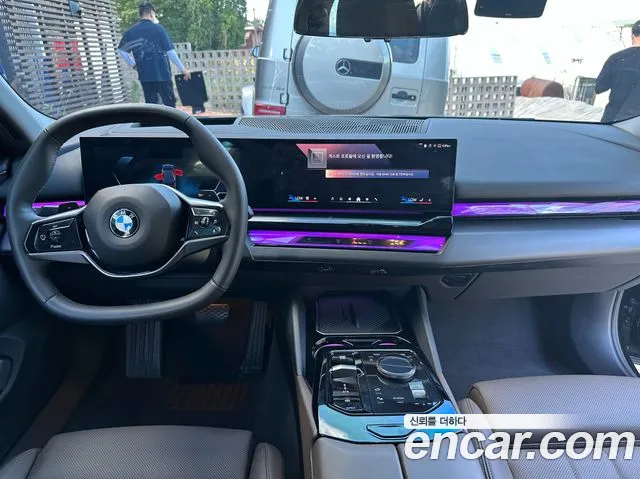 BMW 5-Series 2025 thumb 12