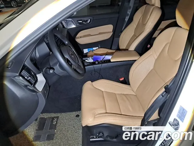 Volvo XC60 2019 thumb 10