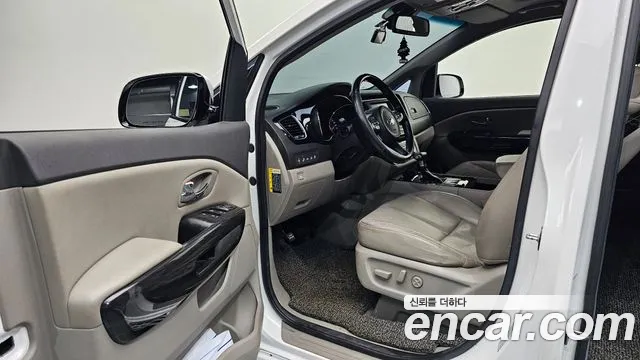 Kia Carnival 2017 thumb 10