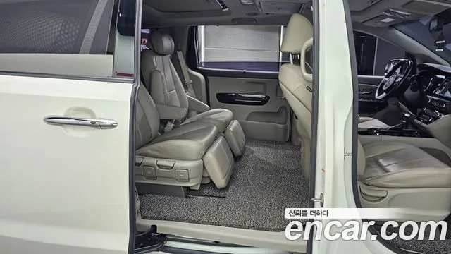 Kia Carnival 2017 thumb 11