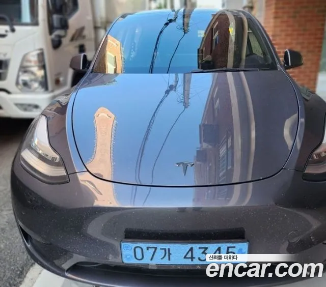 Tesla Model Y 2021 thumb 2