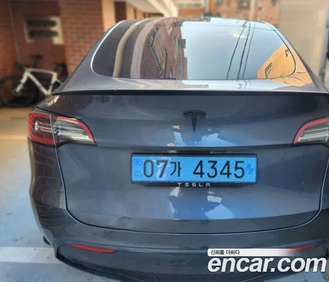 Tesla Model Y 2021 thumb 3