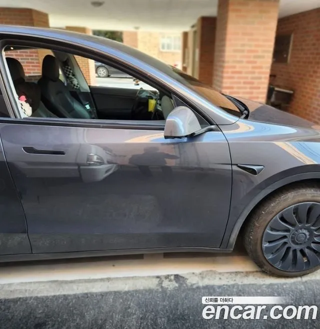 Tesla Model Y 2021 thumb 8