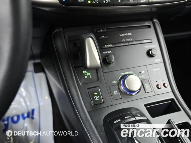 Lexus CT200h 2019 thumb 9