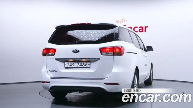 Kia Carnival 2015 thumb 4