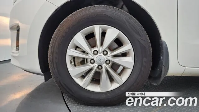Kia Carnival 2015 thumb 5
