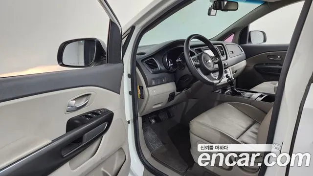 Kia Carnival 2015 thumb 10