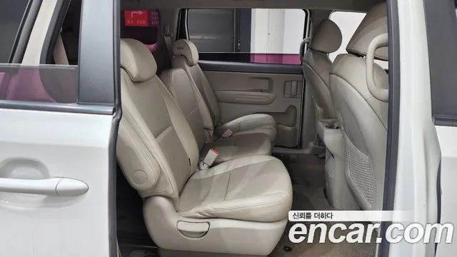Kia Carnival 2015 thumb 11