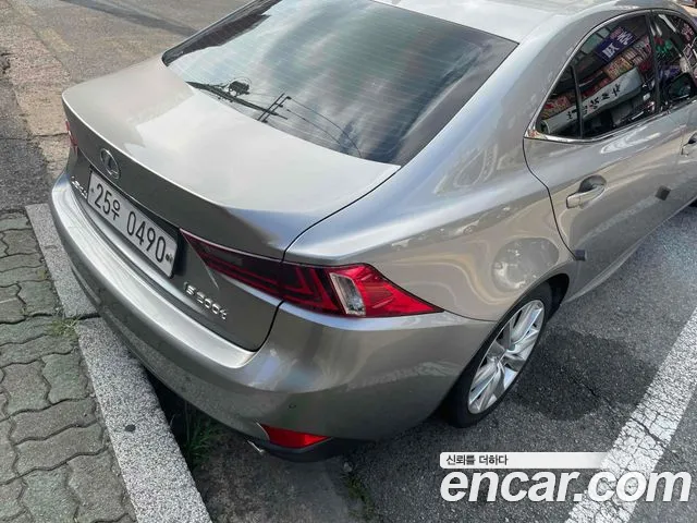Lexus IS 2016 thumb 2
