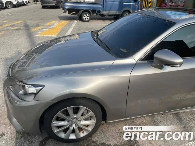Lexus IS 2016 thumb 3