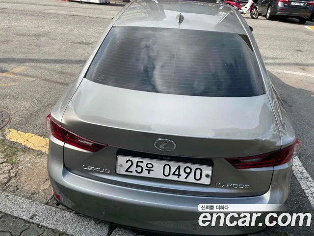 Lexus IS 2016 thumb 4