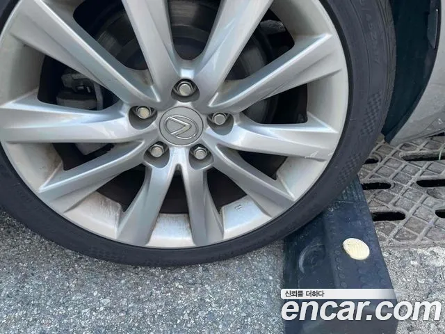 Lexus IS 2016 thumb 5