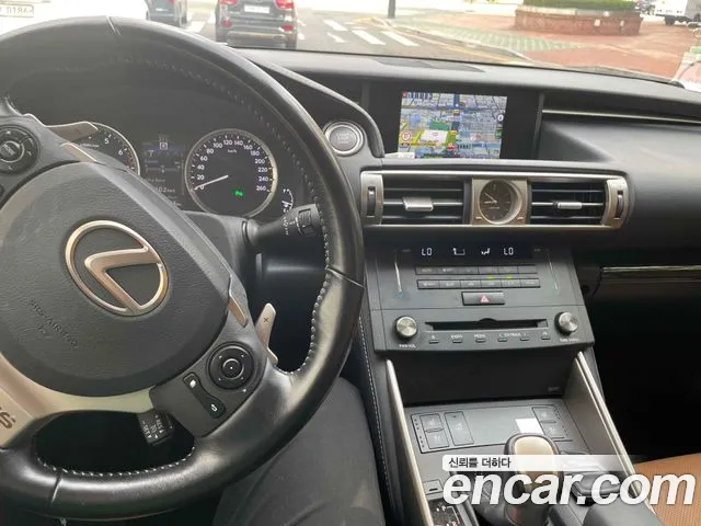 Lexus IS 2016 thumb 8